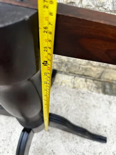 Pé de mesa antigo em madeira com detalhes belíssimos