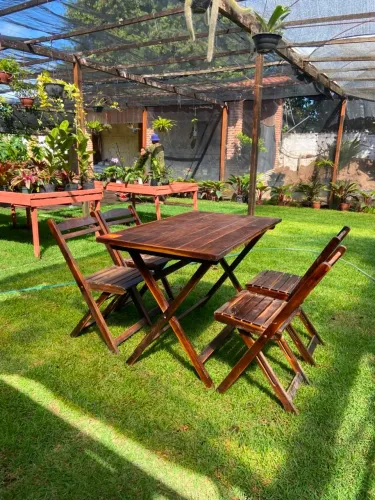 Conjunto de mesas e cadeiras