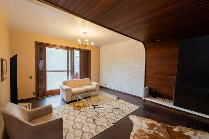 Piscina, hidro e lareira central! Encante-se com esta casa à venda no Centro de Pelotas.