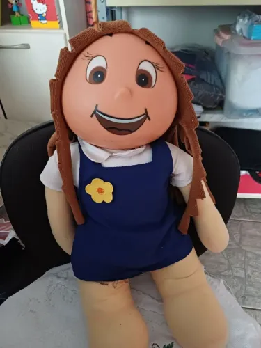 Boneca Bia diante do trono