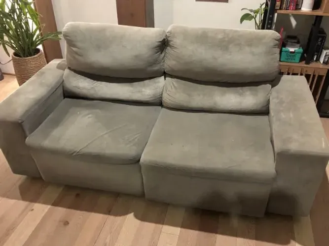 Sofá retrátil e reclinável, de 2 lugares, em bom estado.