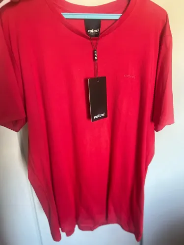 Camisa vermelha colcci