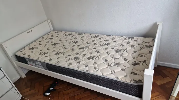 Cama solteiro Tok Stok + colchão