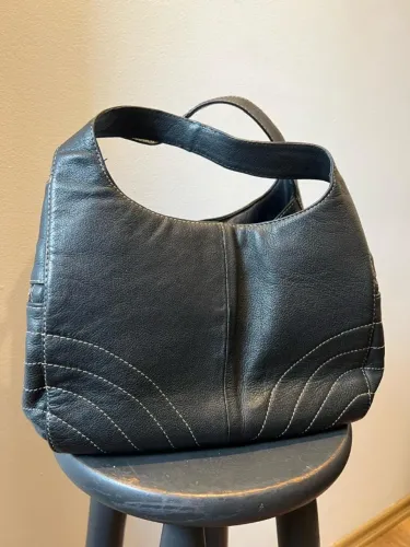 Bolsa preta de couro legítimo