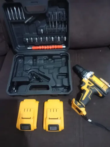 Furadeira e parafusadeira NOVA com 2 baterias
