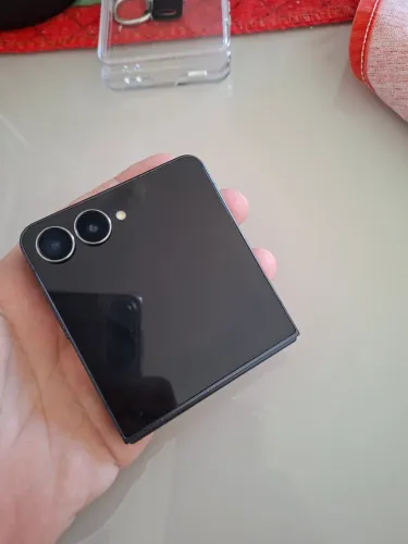 SAMSUNG Z Flip 7, 512 G, 12G de Memória RAM. 9 meses de uso. Ainda não garantia.