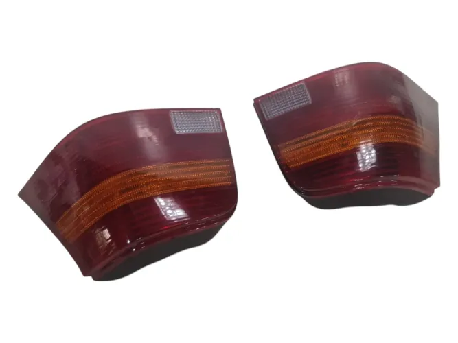 Par de lanternas traseiras Golf G6 1999 A 2007 com detalhe