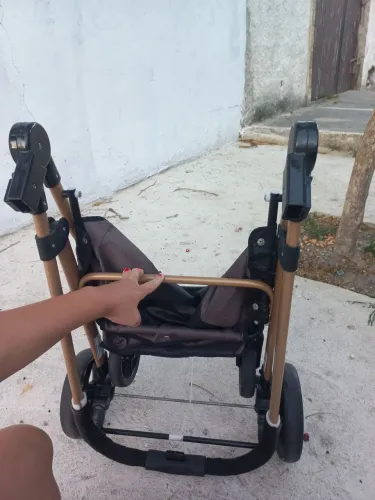 Carrinho de bebê com bebê conforto 