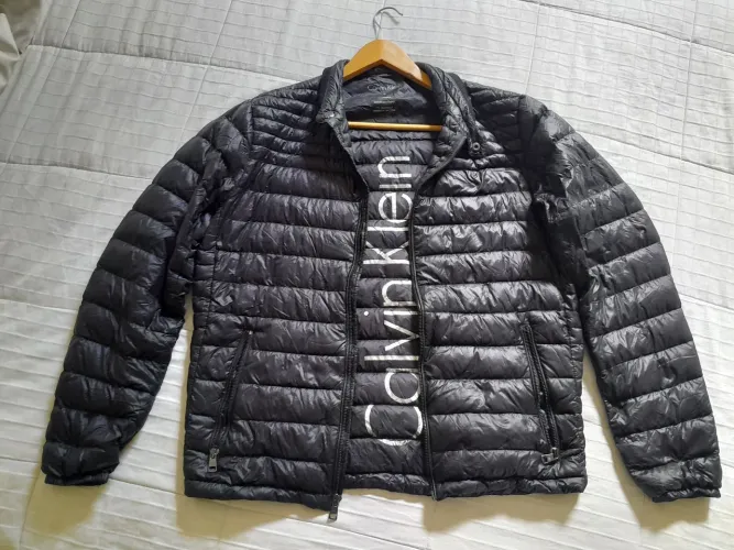 Jaqueta Puffer Calvin Klein Original. Dobrável e compacta.