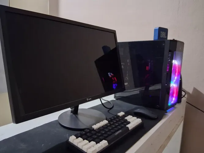 PC COMPLETO ACOMPANHADO DE JBL