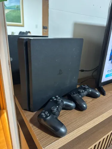 PLAYSTATION 4 SLIM 1TB + 2 CONTROLES (PS4) ORIGINAIS