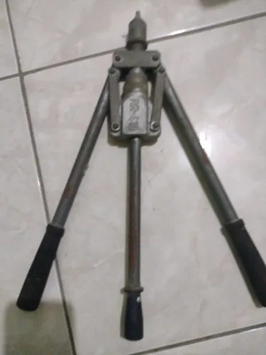 300 reais.Rebitadeira manual tipo alavanca RR410.