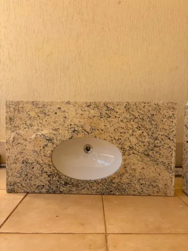 Bancada de Granito com Cuba Embutida para Banheiro