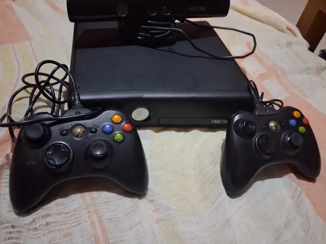 Vende-se xbox bloqueado com dois controles originais com as duas baterias novas...