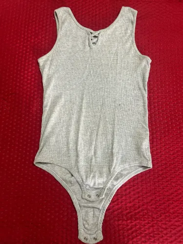 body feminino cinza p