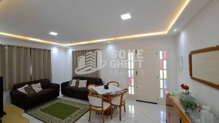 Ampla Casa Triplex em Vila Velha: Lazer Completo, 4 Qts e Quintal com Piscina!