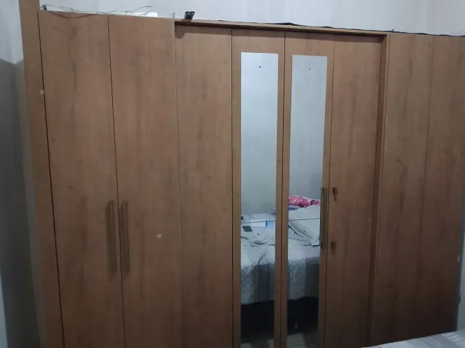 Guarda-roupa Carrara com MDF oito portas duas com espelho