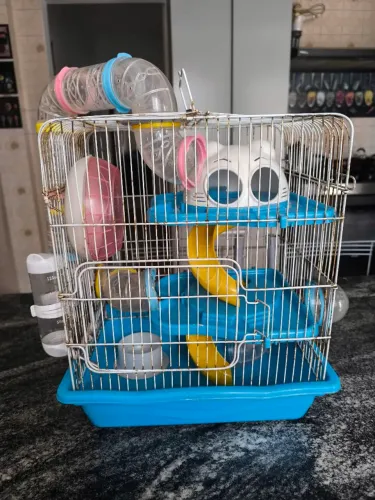 Gaiola para hamster completa em bom estado de uso.