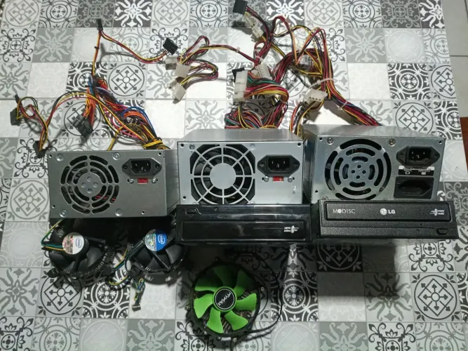 Fontes, cooler e Leitor de Disco.