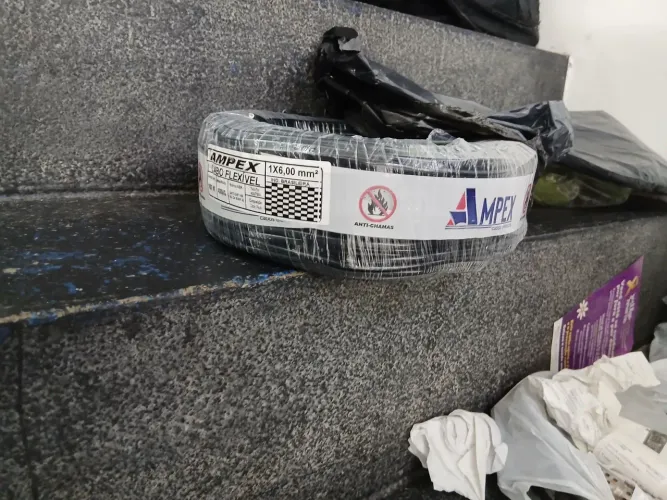 Vendo uma peça de fio 6.mm de 100 metros por apenas 230 reais n. *