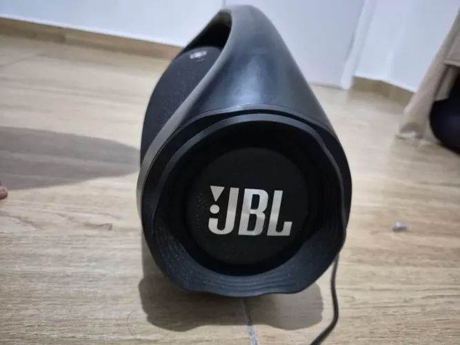 Vendo caixa de som boombox 2 Jbl valor 900,00,esta com defeito na placa, pois não carrega.