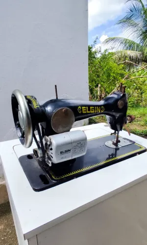 Máquina de costura elétrica vintage - com armário embutido