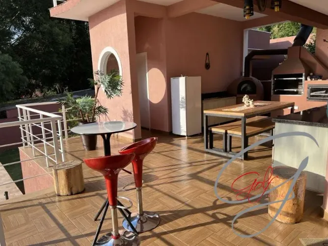 Casa em condomínio fechado para venda em Carapicuíba-SP.