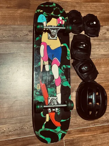 Skate infantil com capacete, joalheira, cotoveleira e capa