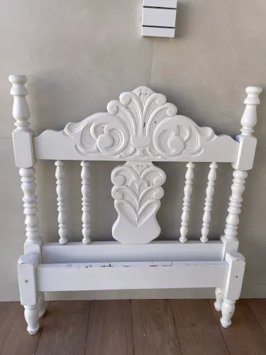 Cama de solteiro e cômoda em madeira!!!