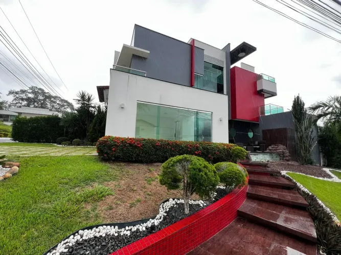 Triplex no Residencial Tapajos com 4 Suítes com Varanda, 1 c Closet e Banheira com Hidro