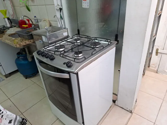 Fogão ELETROLUX usado em bom estado.