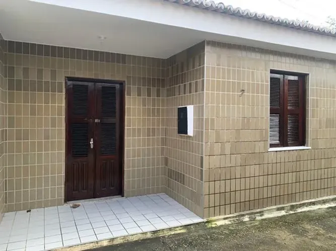 Casa forrada com 2 quartos, sala, cozinha, um banheiro e quintal, em uma excelente localiz
