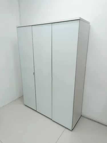 Armário com portas de vidro