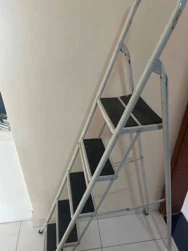 Escada bom estado, balde grande e plástico bolha mudança 