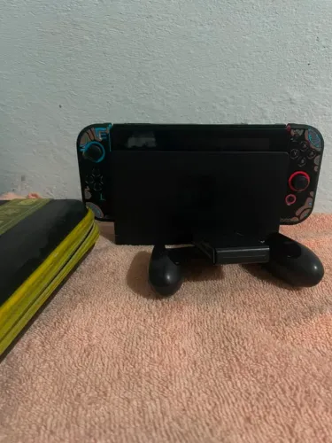 Nintendo Switch V2 Destravado 128GB (na caixa com acessórios)