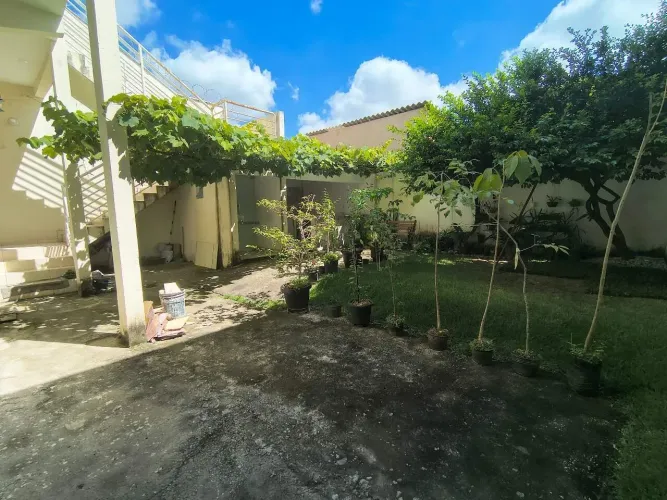 Casa individual à venda em lote de 225m² com três quartos, dois banheiros e três vagas de 
