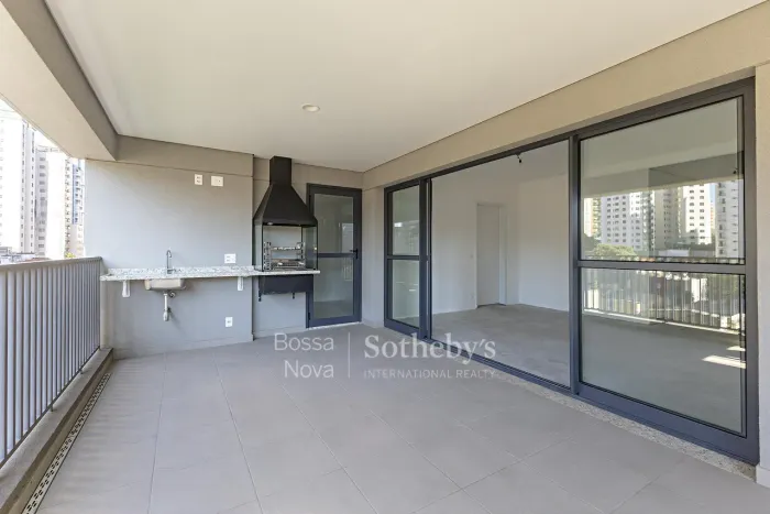 Apartamento com varanda gourmet e planta funcional em Perdizes