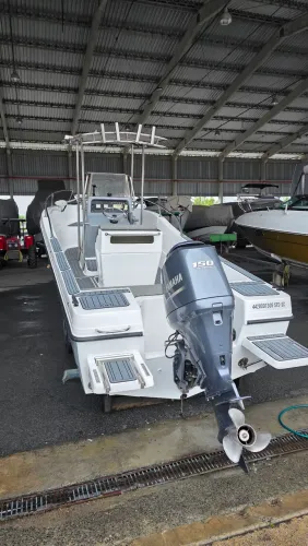 Lancha Alternativa 21 Pes com motor Yamaha 150HP 4T