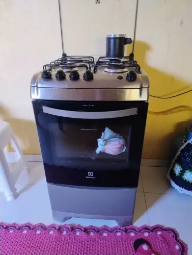 Vendo fogão Eletrolux4bocas está faltando o pé de um lado mas funciona perfeitamente 