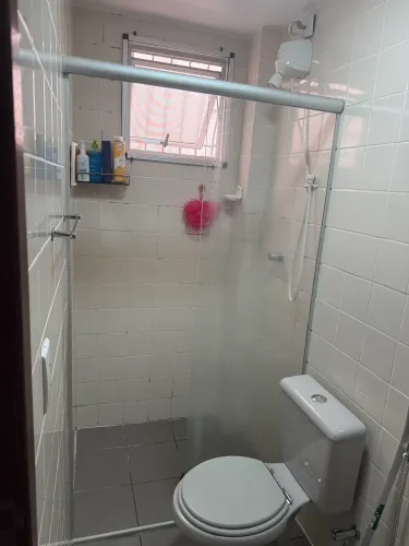 Vendo estrutura de box de banheiro com uma parte do vidro.