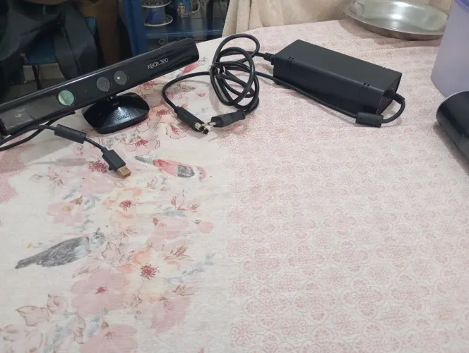 Kinect e fonte de Xbox 360 com quatro meses de uso