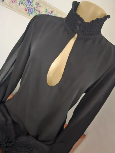 Blusa Feminina com gola. Nova. Super Estilosa. Promoção.
