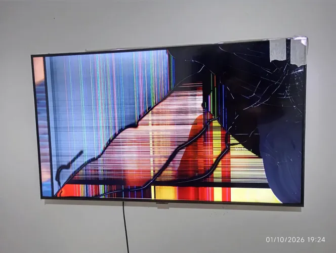Samsung 43" AU7700 Crystal 4K com Tela Quebrada - Para Peças ou Reparo
