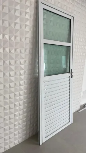 Porta de Alumínio Branco 2,10 x 0,80 m com Vidro e Veneziana