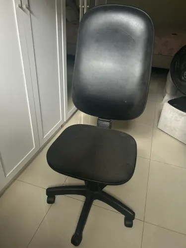 Cadeira giratória sem apoio de braços