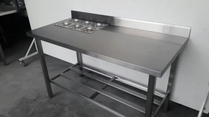 Mesa industrial com condimentos embutidos - item novo em inox
