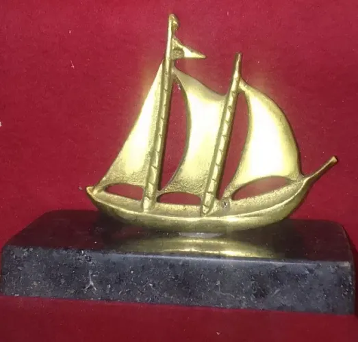 Esculura em bronze dourado maciço no feitio de Veleiro base em granito preto