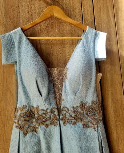 Vestido elegante ELIZABETH MARQUES também 40. Com Bordado elegante e tule nas laterais.