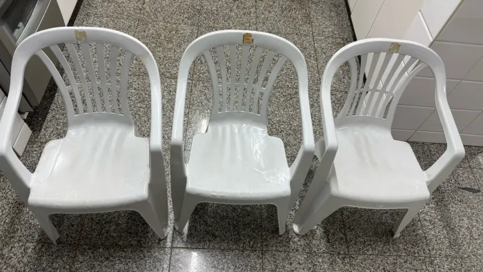 3 Cadeiras de Plástico