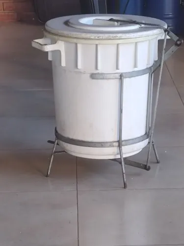 Lixeira reforçada para cozinha industrial